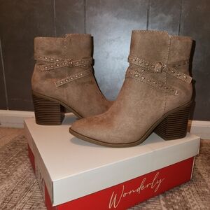 Wonderly Tan Ankle Boots